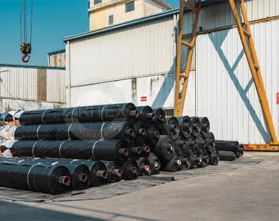 Lớp màng HDPE HSE được lắp đặt cẩn thận làm lớp lót đáy cho bãi rác, ngăn chặn nước rỉ rác thấm xuống môi trường đất và nước ngầm, đảm bảo an toàn môi trường theo tiêu chuẩn quốc tế